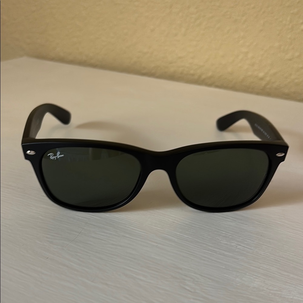 Ray-Ban Black New Wayfarer Sunglasses Classic Design Brand New RB 2132